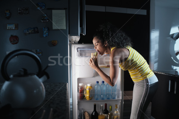 Negru femeie uita frigider miezul noptii african american Imagine de stoc © diego_cervo