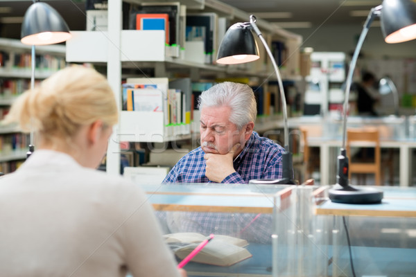 Stock foto: Senior · Mann · Studium · Jugendlichen · Bibliothek · ältere