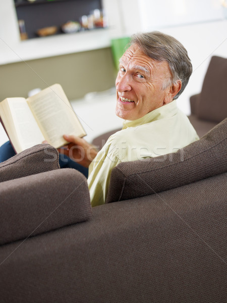 Zdjęcia stock: Starszy · człowiek · czytania · książki · domu · patrząc