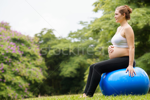 Femeie gravida burtă potrivi bilă antrenament parc Imagine de stoc © diego_cervo