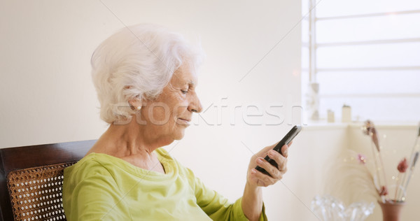 幸せ 歳の女性 携帯電話 レジャー スマートフォン 触れる ストックフォト © diego_cervo