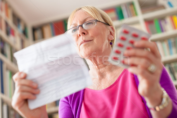 Stockfoto: Senior · vrouw · pillen · recept · ouderen