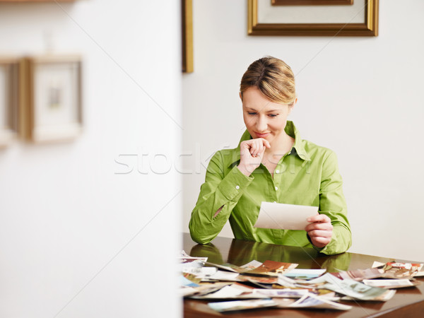 Mujer mirando fotos fotos espacio de la copia feliz Foto stock © diego_cervo