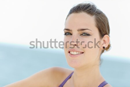 Foto stock: Jóvenes · mujer · hermosa · sonriendo · cámara · retrato · caucásico