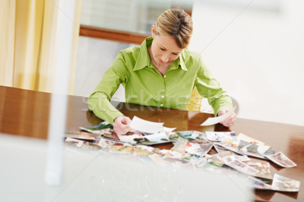 Mujer mirando fotos fotos espacio de la copia feliz Foto stock © diego_cervo