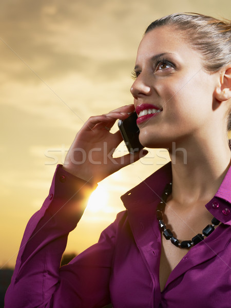 Stockfoto: Vrouw · praten · telefoon · zakenvrouw · mobiele · telefoon · buitenshuis