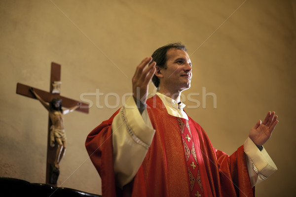Stock fotó: Katolikus · pap · oltár · imádkozik · tömeg · nyitva