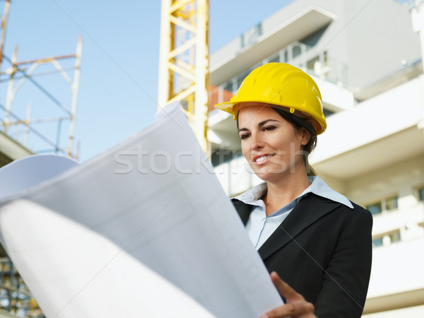 Foto stock: Femenino · ingeniero · mirando · planos · edificio