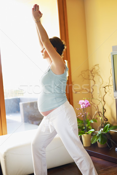 Kobieta w ciąży jogi domu włoski miesiąc broni Zdjęcia stock © diego_cervo