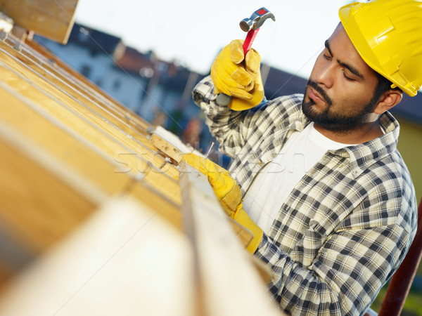 Foto stock: Trabajador · de · la · construcción · americano · casa · techo · martillo · espacio · de · la · copia