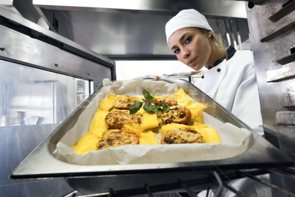 Stock foto: Küchenchef · Erwachsenen · weiblichen · Frau · Restaurant · arbeiten