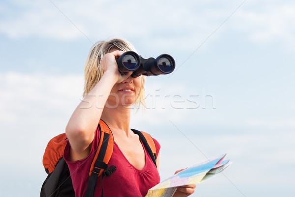 商業照片: 女子 · 徒步旅行 · 年輕 · 金發碧眼的女人 · 觀看 · 雙筒望遠鏡