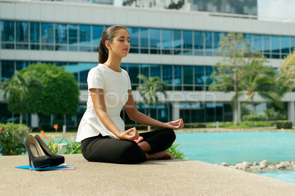 Stock foto: Business · woman · Yoga · Lotus · Position · außerhalb · Bürogebäude