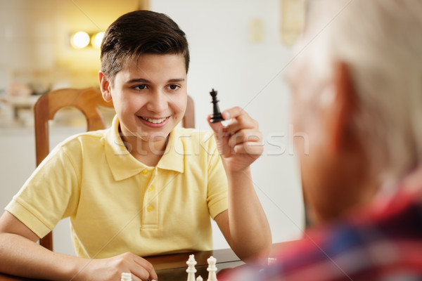 Opa spielen Schachbrett Spiel Enkel home Stock foto © diego_cervo