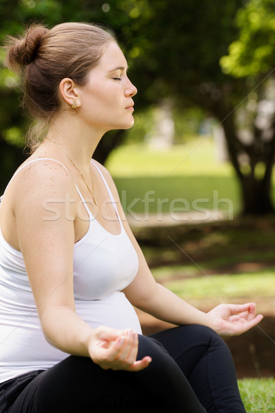 Foto stock: Mulher · grávida · mãe · barriga · relaxante · parque · ioga