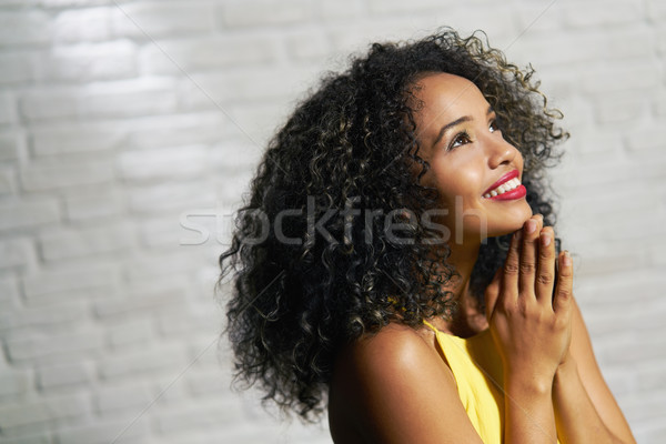 Expressões faciais jovem mulher negra parede de tijolos retrato feliz Foto stock © diego_cervo