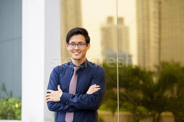 Portret mandru chinez lucrator de birou om de afaceri în picioare Imagine de stoc © diego_cervo