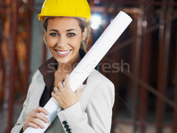 Vrouwelijke architect volwassen blauwdrukken glimlachend Stockfoto © diego_cervo
