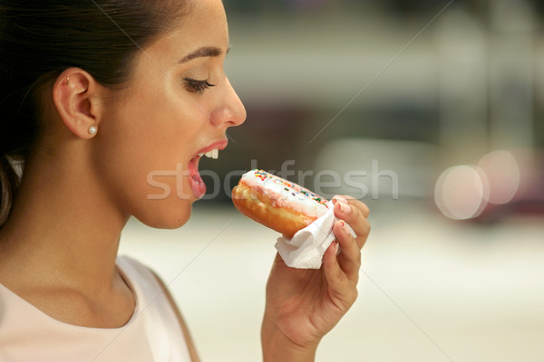Mulher de negócios alimentação delicioso rosquinha rua Foto stock © diego_cervo