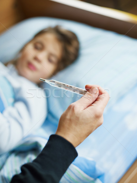 Bolnav fată vedere femeie temperatura Imagine de stoc © diego_cervo
