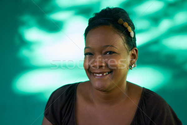 Echte mensen portret gelukkig latino vrouw lachend Stockfoto © diego_cervo