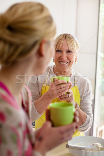 ストックフォト: 母親 · 娘 · 話し · 飲料 · コーヒー · キッチン