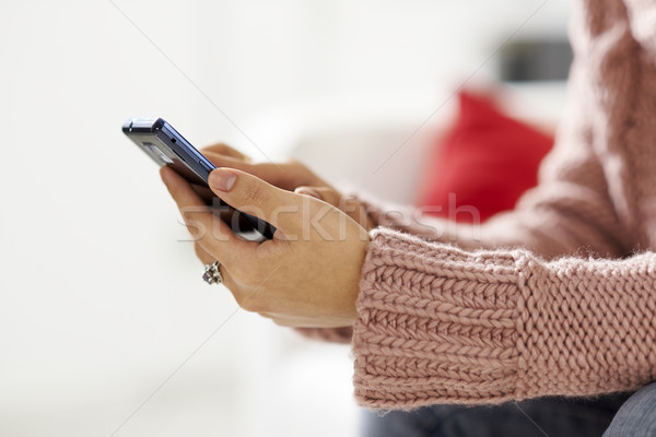 Asiatic fată lectură sms Imagine de stoc © diego_cervo