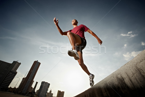 Hispanos hombre ejecutando saltar pared americano Foto stock © diego_cervo