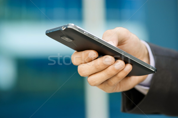 Om de afaceri dactilografiere deget smartphone om de afaceri Imagine de stoc © diego_cervo