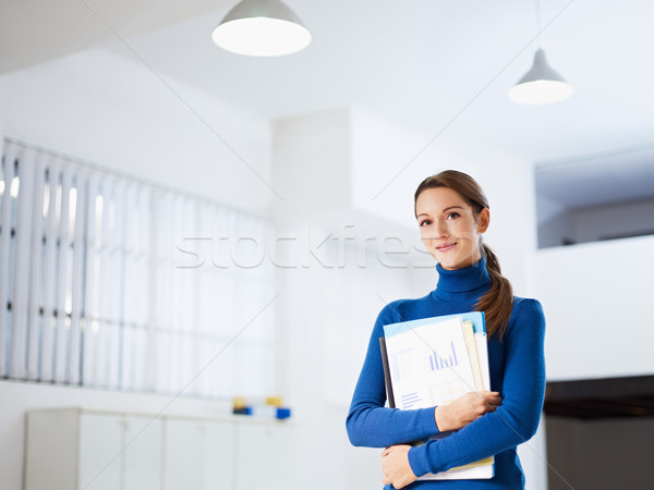 Női asszisztens üzletasszony tart jelentések néz Stock fotó © diego_cervo