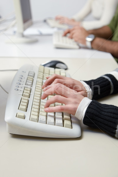 Foto stock: Estudiantes · escribiendo · teclado · ordenador · clase · primer · plano