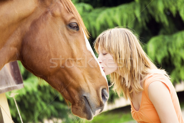 Cavalo jovem loiro mulher beijando marrom Foto stock © diego_cervo