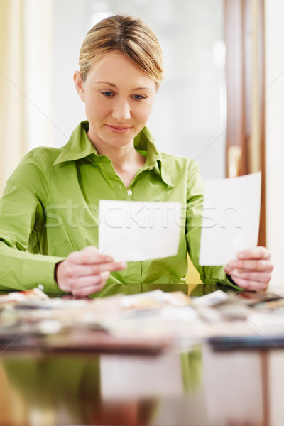 Foto stock: Mujer · mirando · fotos · fotos · espacio · de · la · copia · mesa