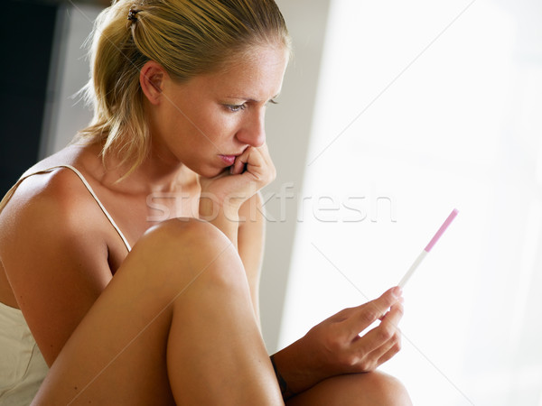 Foto stock: Prueba · del · embarazo · mujer · mirando · vista · lateral · espacio · de · la · copia · mujeres