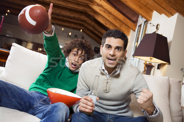 Doméstico vida grupo amigo assistindo futebol Foto stock © diego_cervo