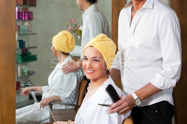Salão de cabeleireiro cliente olhando câmera sorridente homem Foto stock © diego_cervo