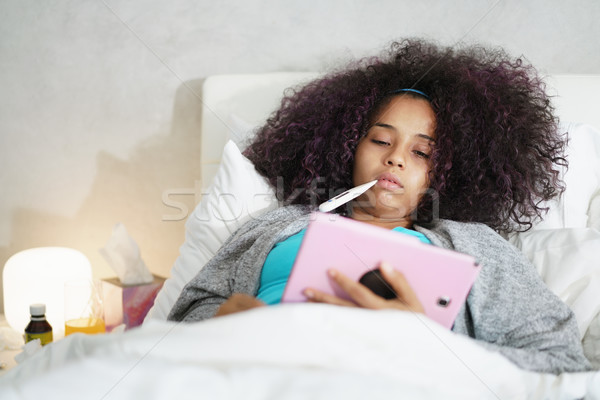 Stockfoto: Meisje · koorts · thermometer · tablet · bed · ziek