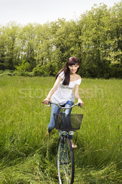 łące kobieta parku uśmiechnięty patrząc Zdjęcia stock © diego_cervo