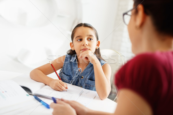 Latino Mutter helfen Mädchen Schule Hausaufgaben Stock foto © diego_cervo