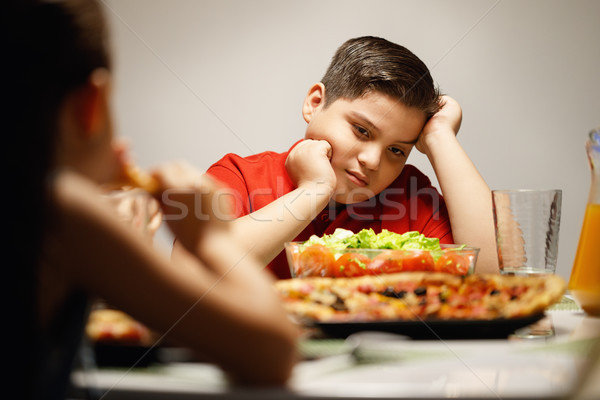 Stock foto: Mutter · Salat · Pizza · Übergewicht · Sohn · latino