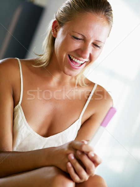 Stockfoto: Zwangerschaptest · vrouw · naar · glimlachend · vrouwen · vrouwelijke