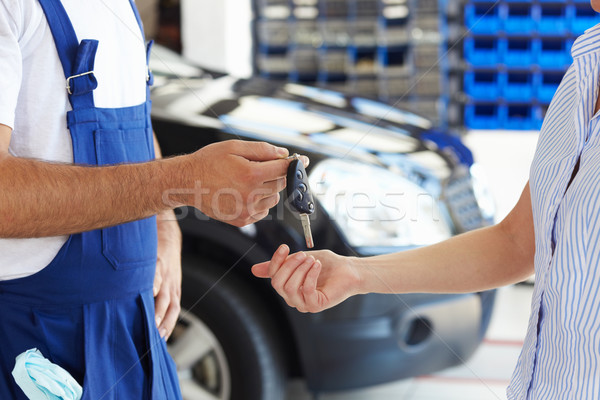 [[stock_photo]]: Mécanicien · vue · clés · de · voiture · Homme · client · femme