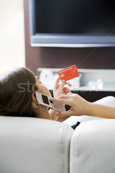 購物 年輕女子 放寬 家 電話 信用卡 商業照片 © diego_cervo