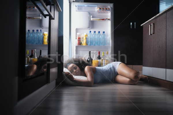 Zwarte vrouw wakker warmte golf slapen koelkast Stockfoto © diego_cervo
