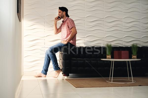 Foto stock: Jóvenes · hombre · hablar · teléfono · celular · casa · feliz