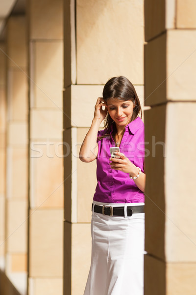 Frau Handy Geschäftsfrau Lesung Telefon Stock foto © diego_cervo