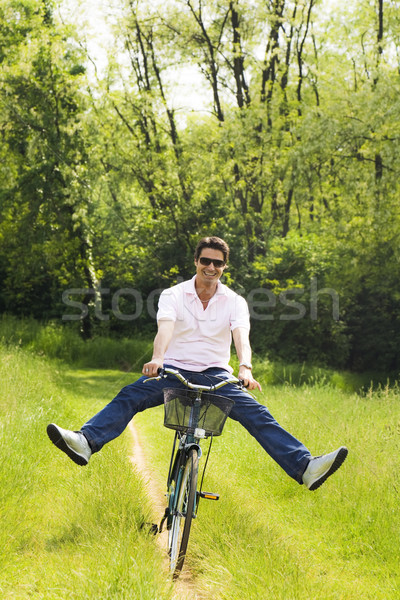 Stock fotó: Legelő · férfi · motorozás · park · mosolyog · lábak