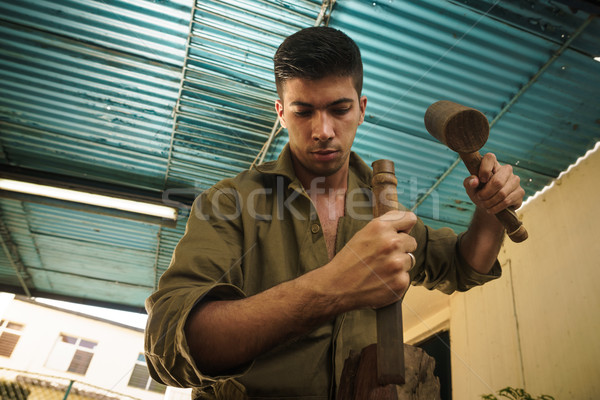 Foto stock: Jovem · escultor · artista · trabalhando · madeira · moço