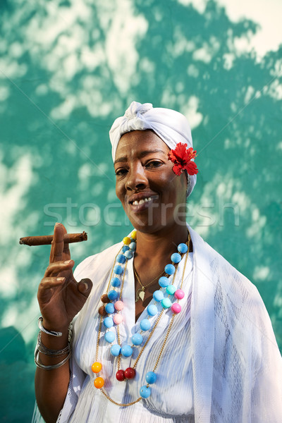 Foto stock: Retrato · cubano · mulher · negra · fumador · charuto · africano