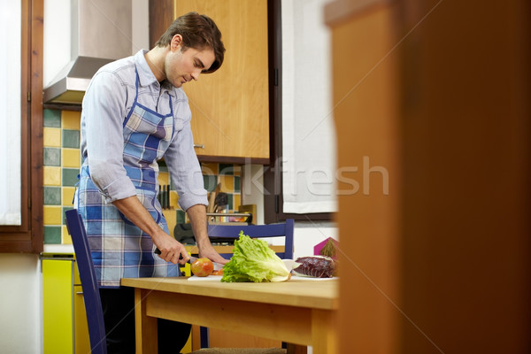 Stock foto: Mann · Kochen · home · Erwachsenen · Schneiden